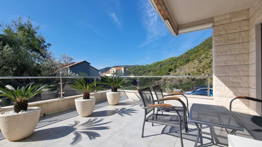 Apartment with spacious terrace and garage space, Becici