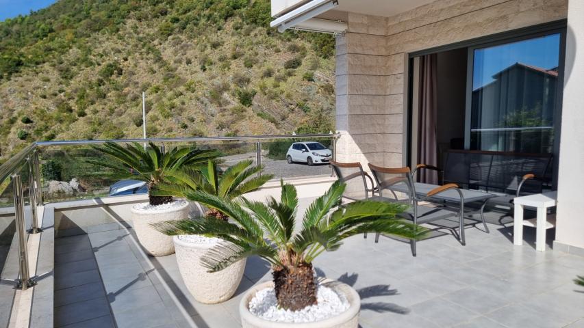 Apartment with spacious terrace and garage space, Becici
