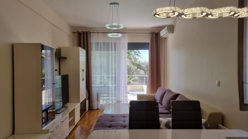 Apartment with spacious terrace and garage space, Becici