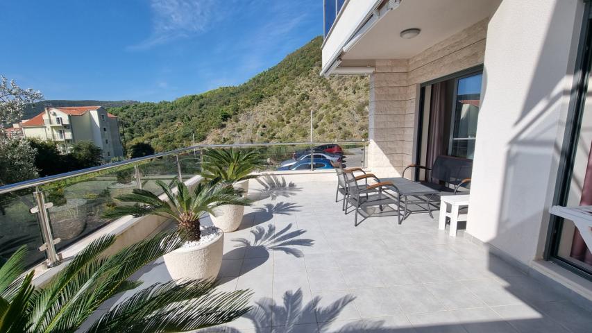 Apartment with spacious terrace and garage space, Becici