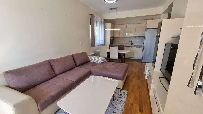 Apartment with spacious terrace and garage space, Becici