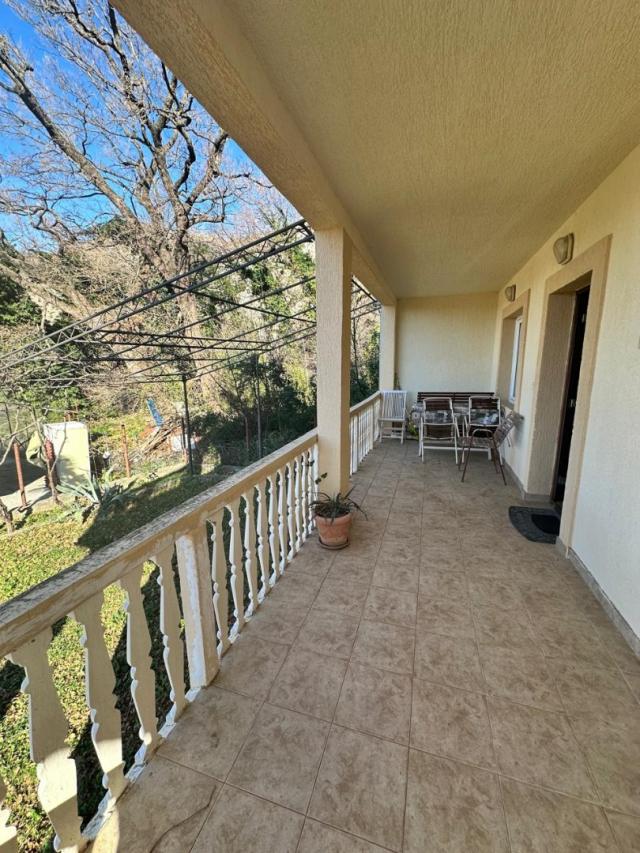 House in Sutomore with 2 apartments and sea views. 