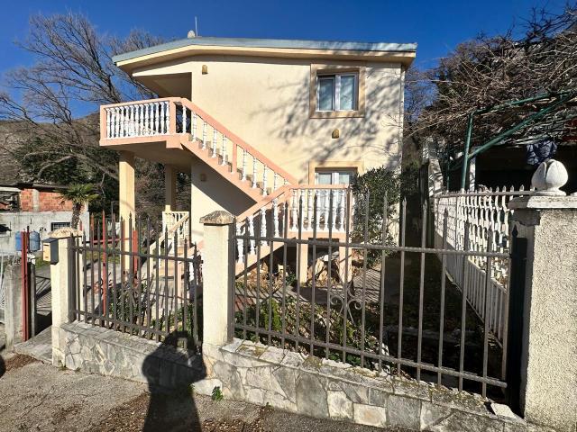 House in Sutomore with 2 apartments and sea views. 