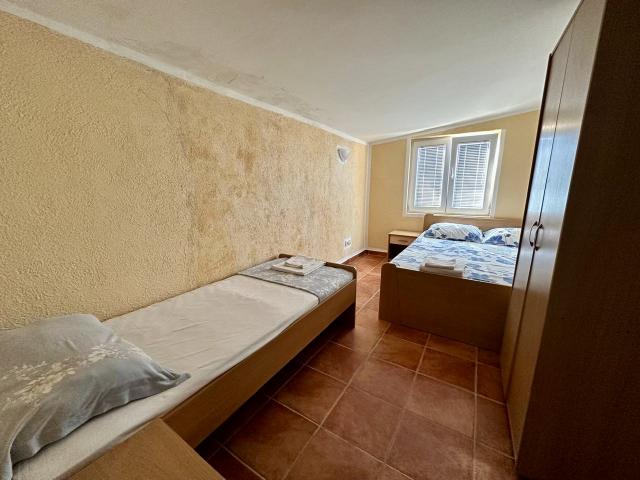 House in Sutomore with 2 apartments and sea views. 
