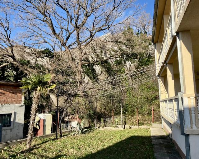 House in Sutomore with 2 apartments and sea views. 