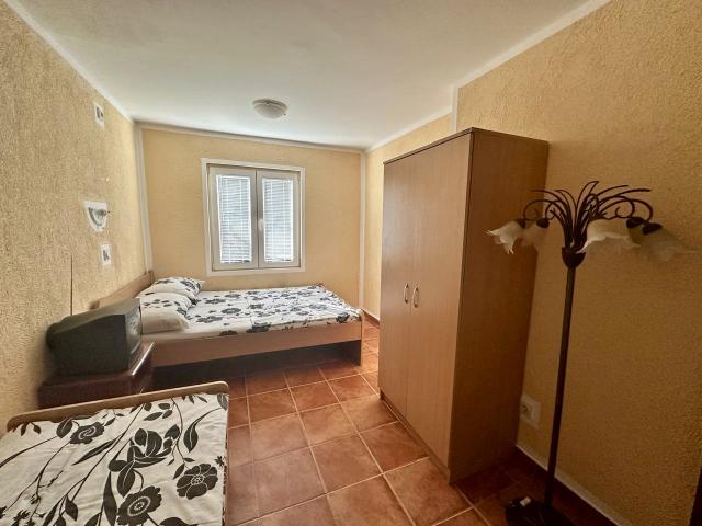 House in Sutomore with 2 apartments and sea views. 