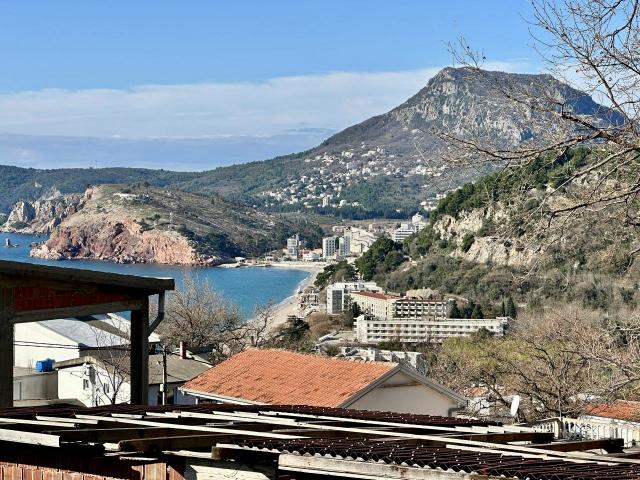 House in Sutomore with 2 apartments and sea views. 
