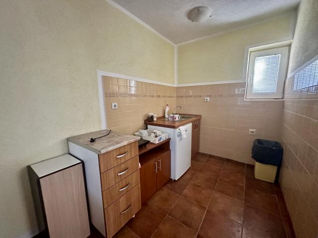 House in Sutomore with 2 apartments and sea views. 