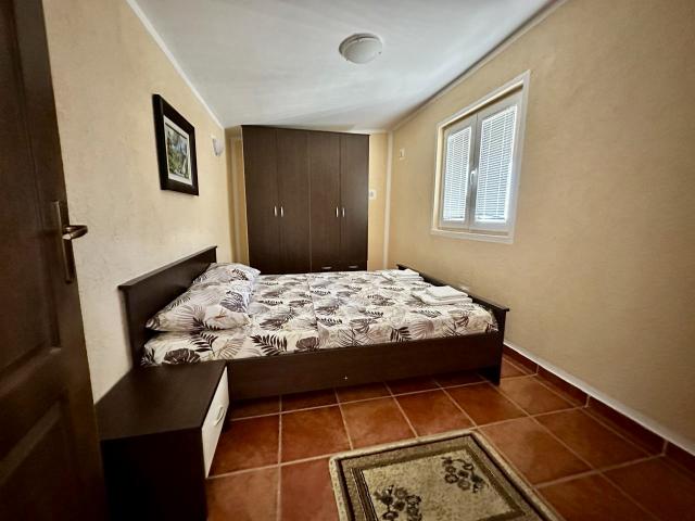 House in Sutomore with 2 apartments and sea views. 