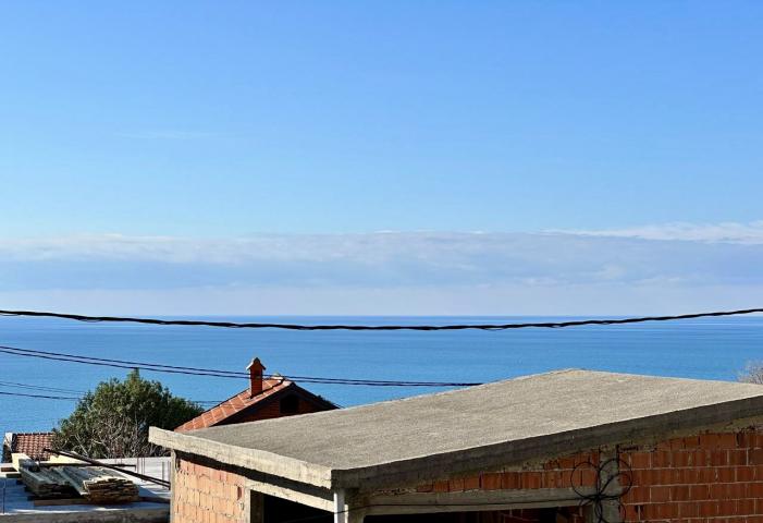House in Sutomore with 2 apartments and sea views. 