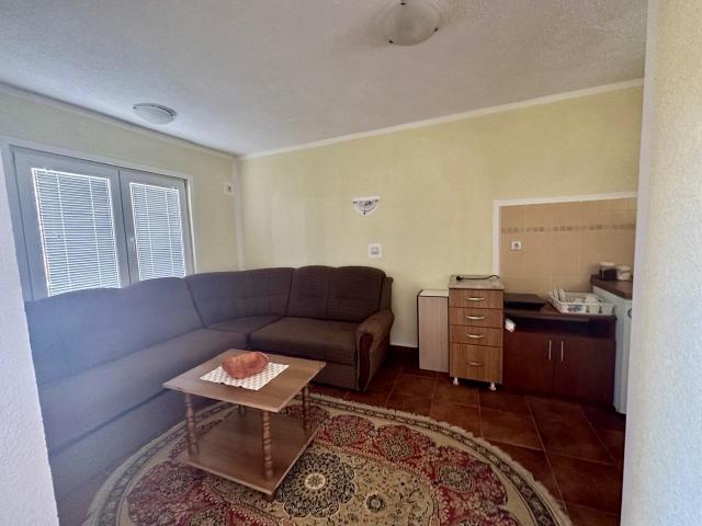 House in Sutomore with 2 apartments and sea views. 