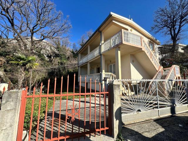 House in Sutomore with 2 apartments and sea views. 