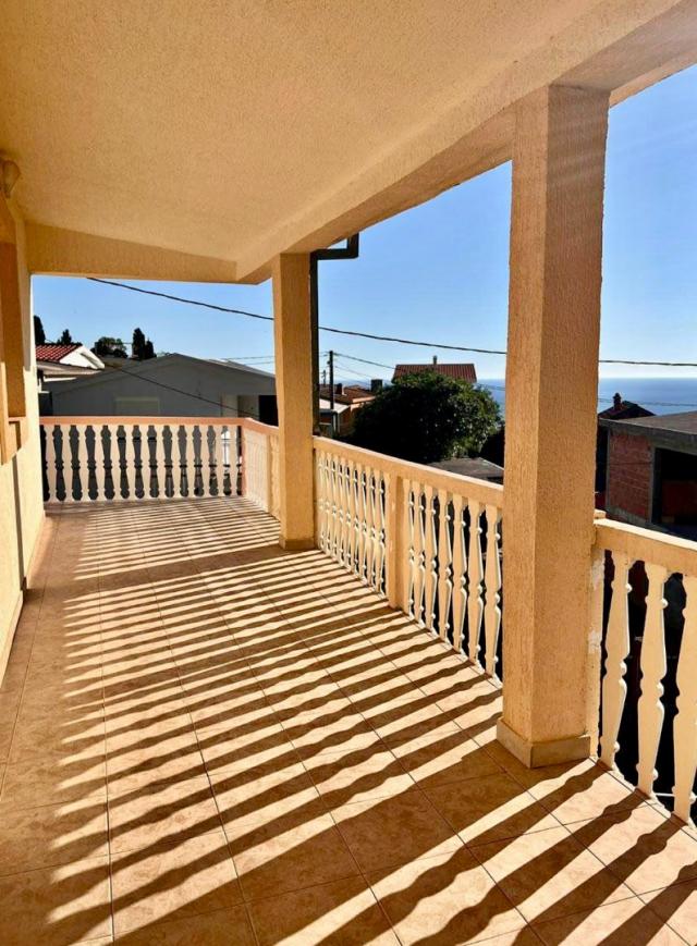 House in Sutomore with 2 apartments and sea views. 