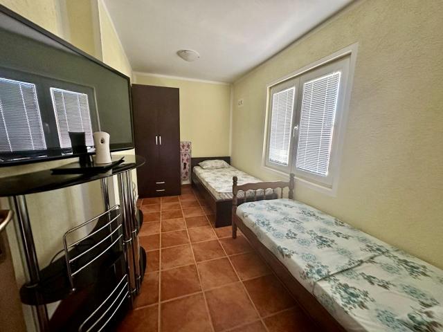 House in Sutomore with 2 apartments and sea views. 