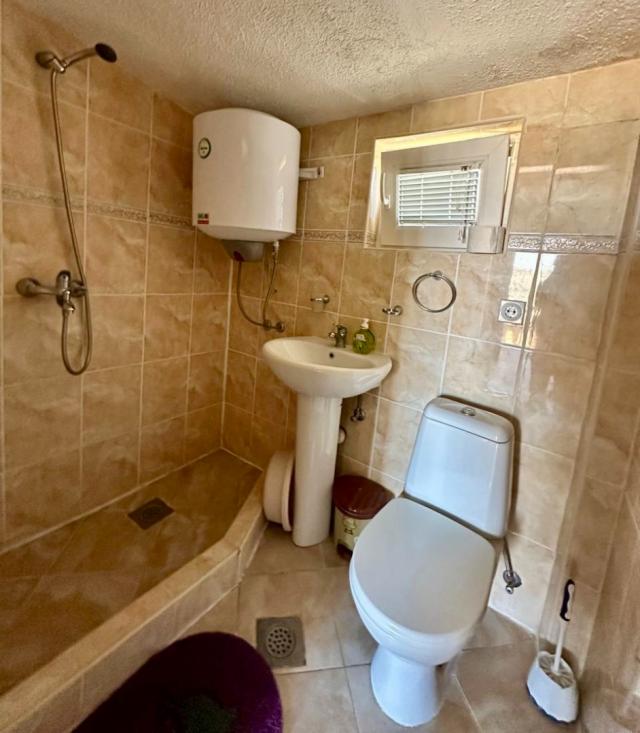 House in Sutomore with 2 apartments and sea views. 