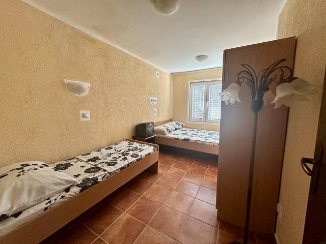 House in Sutomore with 2 apartments and sea views. 