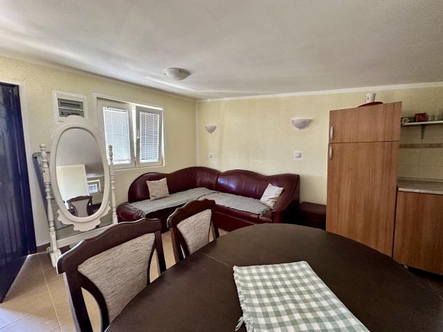 House in Sutomore with 2 apartments and sea views. 
