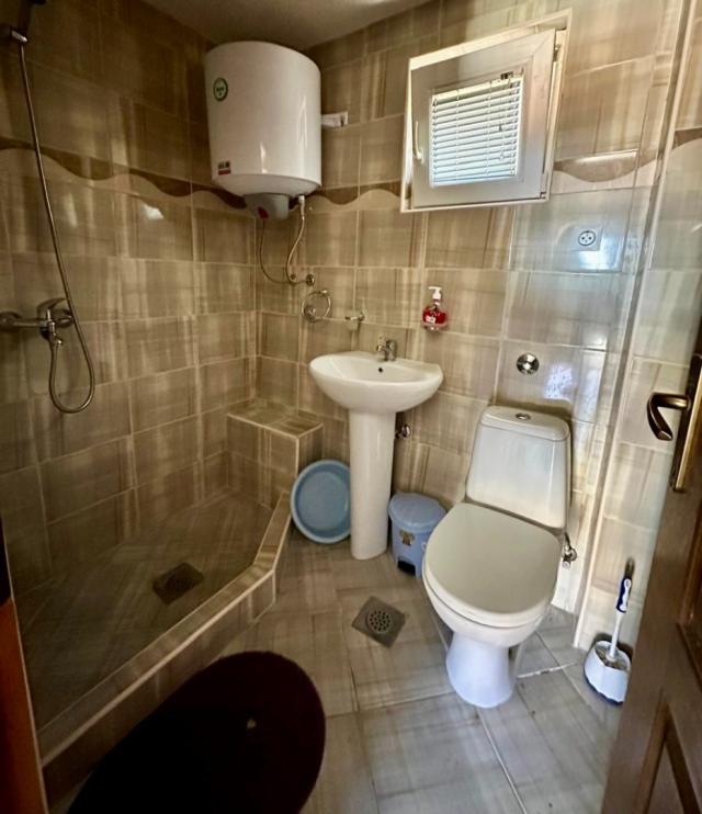 House in Sutomore with 2 apartments and sea views. 