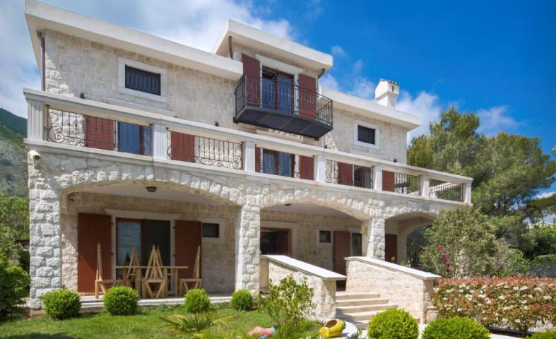 Kotor, Prcanj - villa with a plot, on the first line from the sea