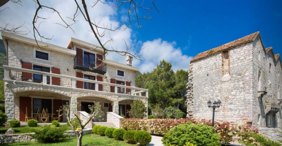 Kotor, Prcanj - villa with a plot, on the first line from the sea