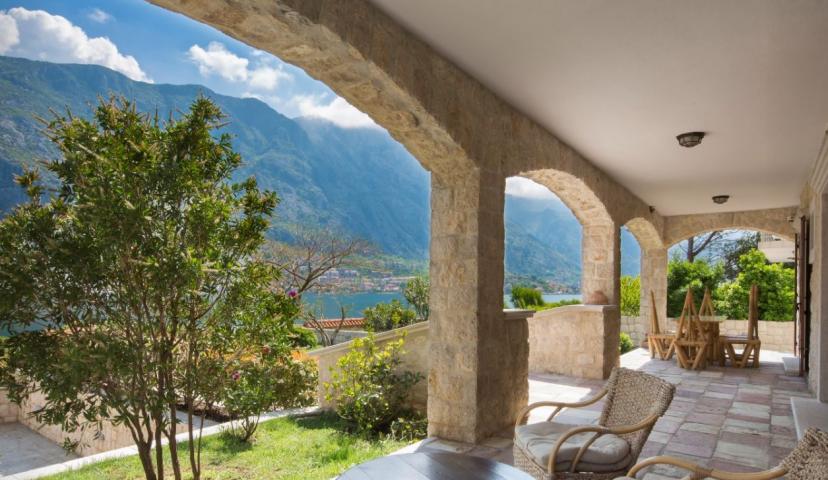 Kotor, Prcanj - villa with a plot, on the first line from the sea