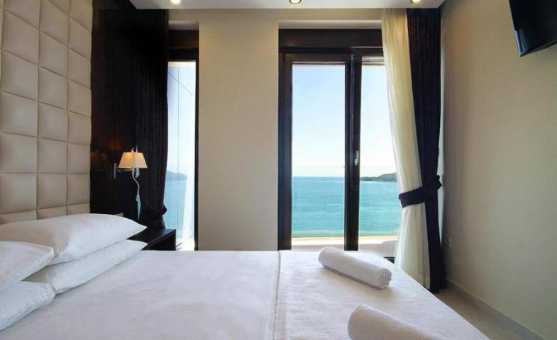 Luxury apartment with direct sea view in 4-star complex Shine, Becici (Budva)