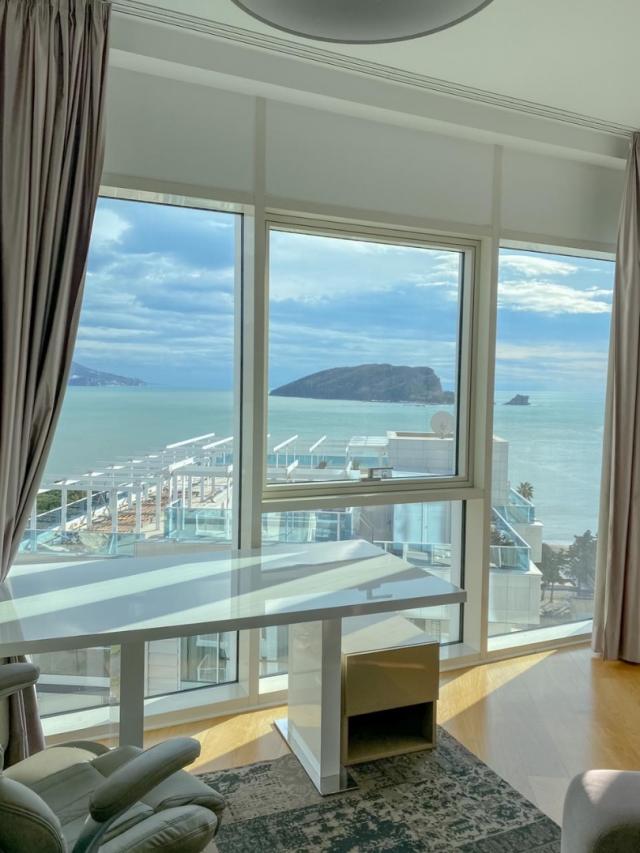 Exclusive three-room apartment in the Tre Cannet building
