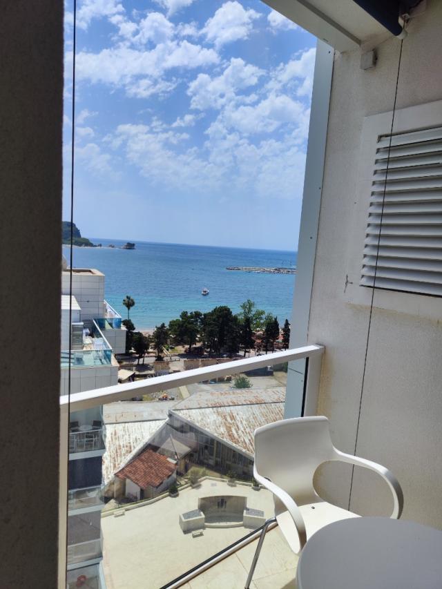 Exclusive three-room apartment in the Tre Cannet building