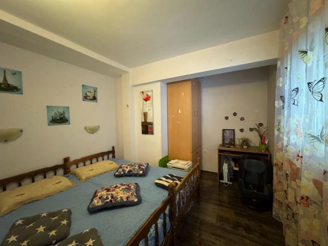 Spacious house and apartments for rent in Sutomore. 