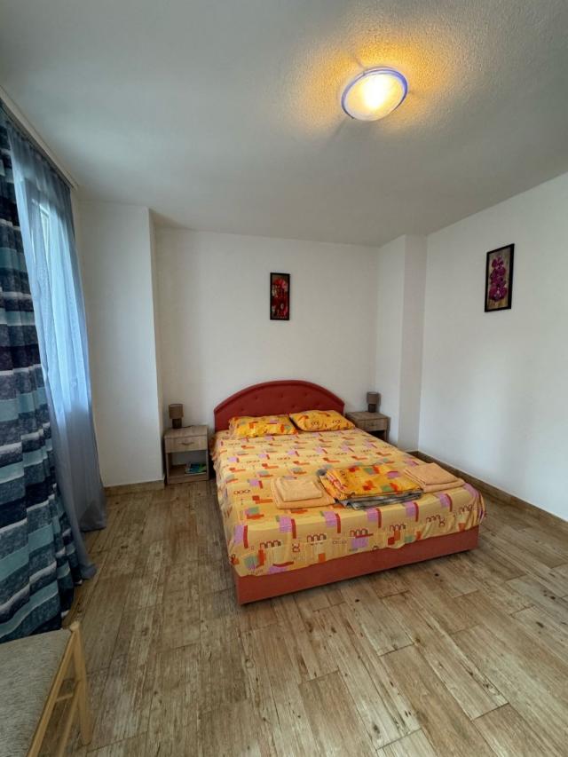 Spacious house and apartments for rent in Sutomore. 