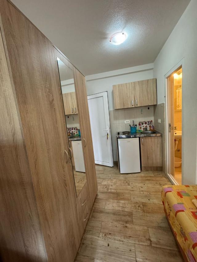 Spacious house and apartments for rent in Sutomore. 