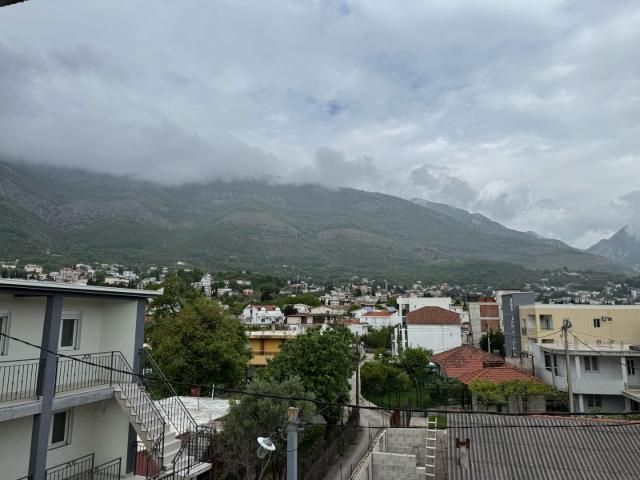 Spacious house and apartments for rent in Sutomore. 