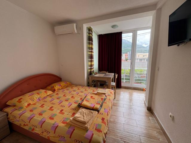 Spacious house and apartments for rent in Sutomore. 