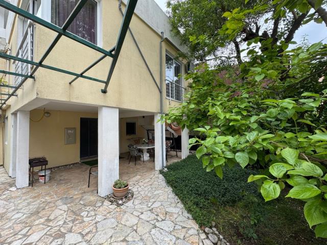 Spacious house and apartments for rent in Sutomore. 