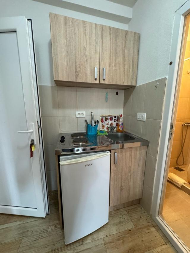 Spacious house and apartments for rent in Sutomore. 