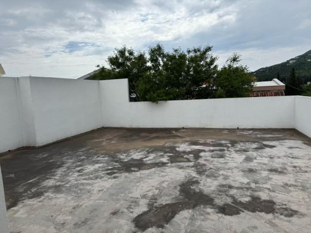 Spacious house and apartments for rent in Sutomore. 