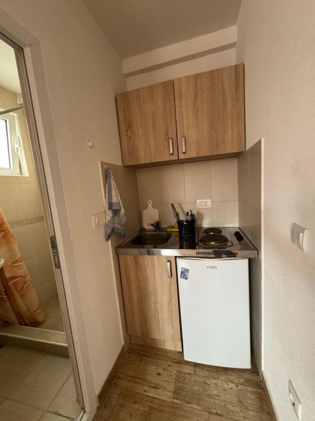 Spacious house and apartments for rent in Sutomore. 