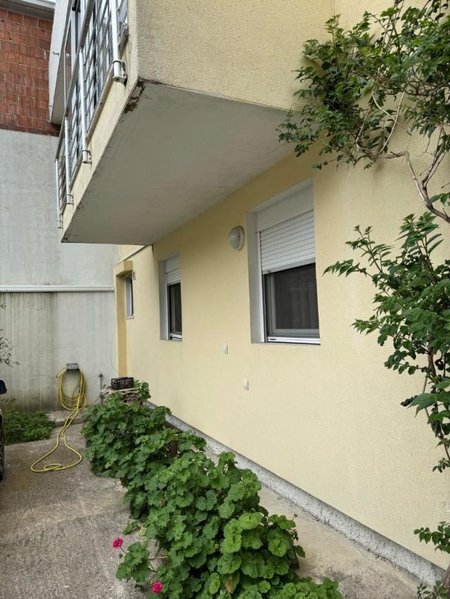 Spacious house and apartments for rent in Sutomore. 