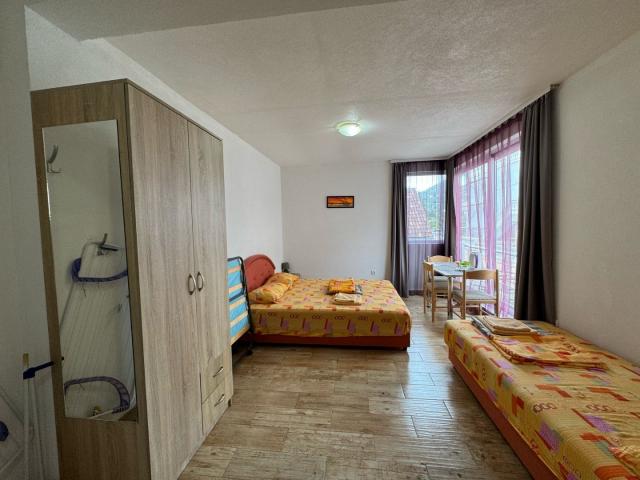 Spacious house and apartments for rent in Sutomore. 