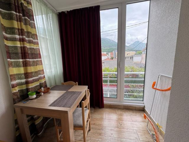Spacious house and apartments for rent in Sutomore. 