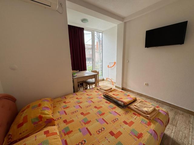 Spacious house and apartments for rent in Sutomore. 
