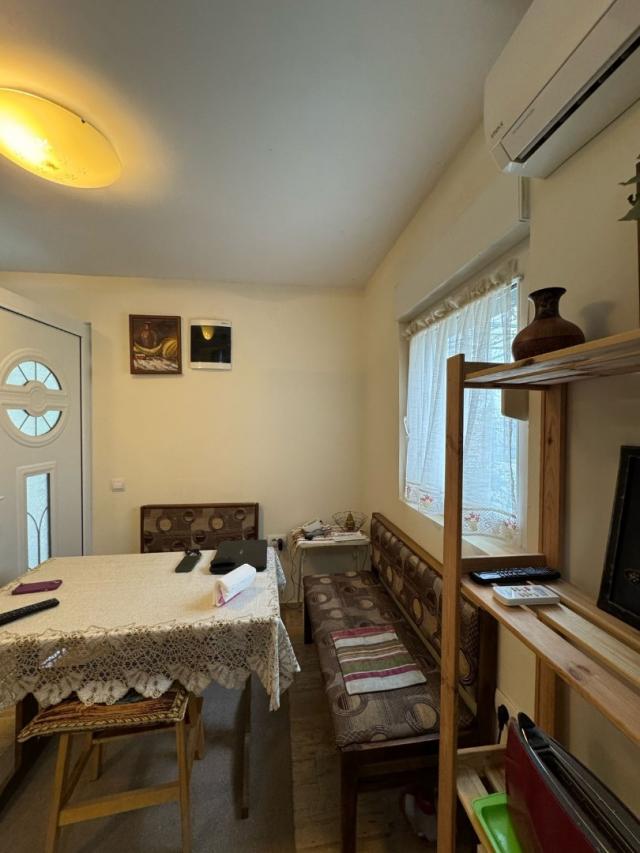 Spacious house and apartments for rent in Sutomore. 