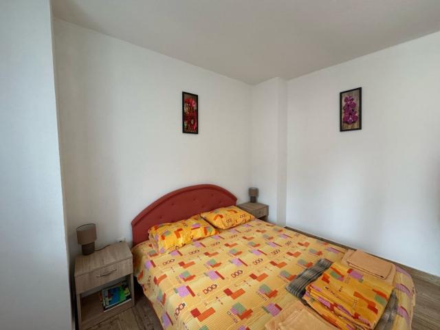 Spacious house and apartments for rent in Sutomore. 
