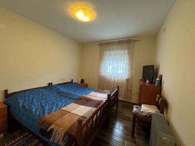 Spacious house and apartments for rent in Sutomore. 