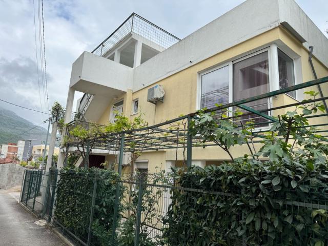 Spacious house and apartments for rent in Sutomore. 