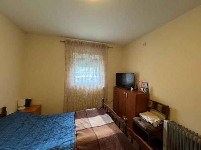Spacious house and apartments for rent in Sutomore. 