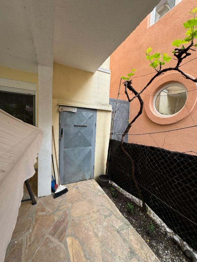 Spacious house and apartments for rent in Sutomore. 