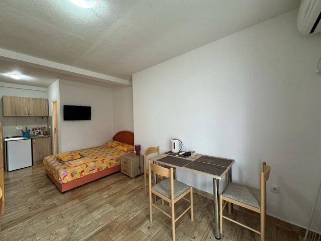 Spacious house and apartments for rent in Sutomore. 
