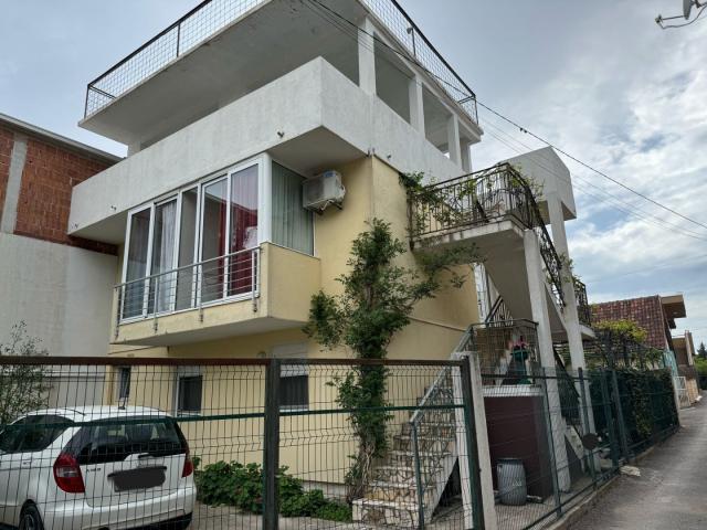 Spacious house and apartments for rent in Sutomore. 