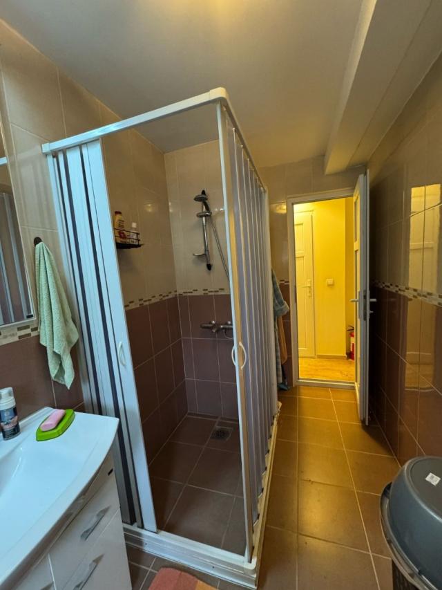 Spacious house and apartments for rent in Sutomore. 